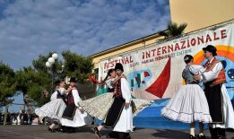 Фолклорен фестивал в Силви Марина Пескара Италия